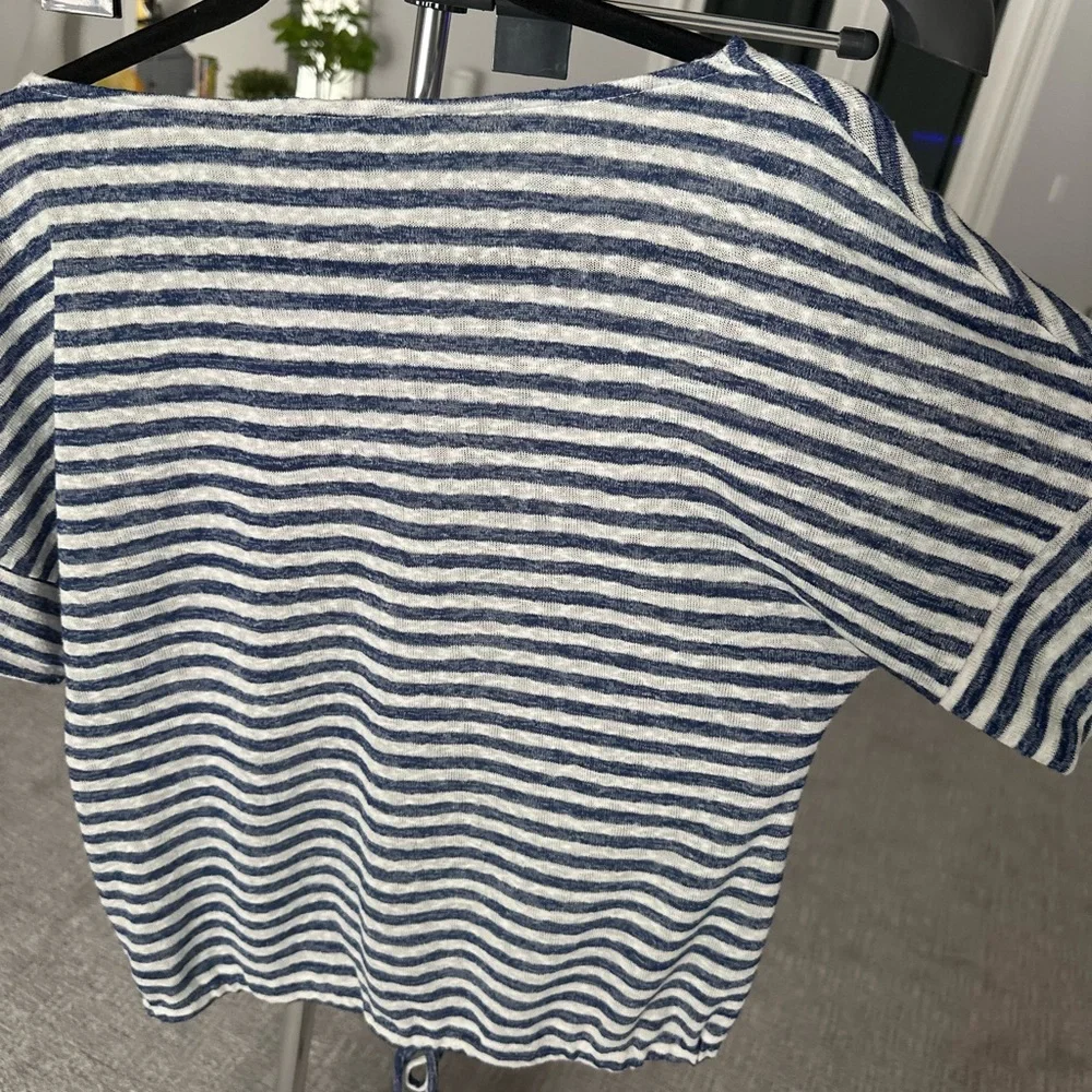 ✨Light Weight Striped Short Sleeve Tee in Blue and White |  Summer | Size XS - Picture 7 of 8